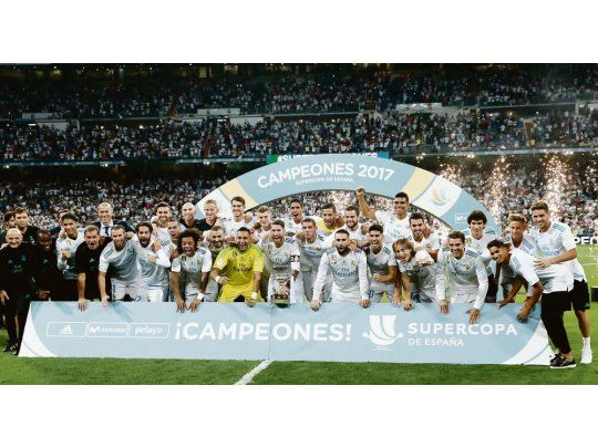 Una más para la vitrina. Todo Real Madrid festeja la Supercopa española, el séptimo título que logra en los 20 meses que está de técnico Zinedine Zidane. Superó netamente a un Barcelona que tocó fondo.