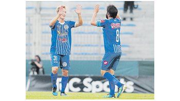 El festejo de Facundo Castillón con Ariel Rojas. Godoy Cruz se llevó un gran punto a Mendoza.