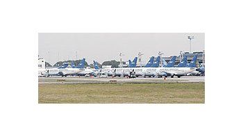 Como si fuera el aeropuerto de Francfort, pero por las razones equivocadas: casi toda la flota de Aerolíneas Argentinasdormía al sol ayer en Aeroparque. Sólo un Boeing 737-200 logró despegar rumbo a Iguazú, con pilotos que abandonaronla medida de fuerza «por tiempo indeterminado».