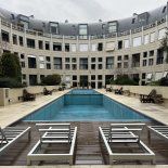 Vista del patio interior y la piscina principal hoy. Fue diseñado por Mario Palanti, el mismo arquitecto del Barolo, y nacido como emblema de Chrysler. Se reconvirtió y ahora hay viviendas en venta y alquiler allí (Foto: @buenosairesalpaso IG) Vista del patio interior y la piscina principal hoy. Fue diseñado por Mario Palanti, el mismo arquitecto del Barolo, y nacido como emblema de Chrysler. Se reconvirtió y ahora hay viviendas en venta y alquiler allí (Foto: @buenosairesalpaso IG)