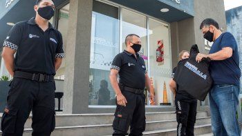 El intendente de Vicente López, Jorge Macri, entregó nuevos chalecos de seguridad para la patrulla municipal.