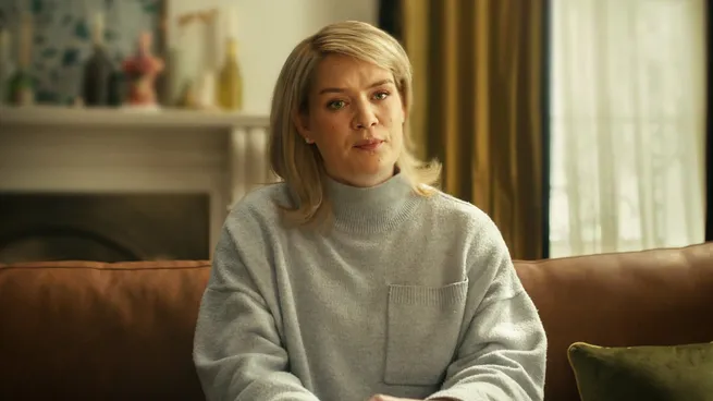 Combina relatos en primera persona, material de archivo y reconstrucciones para contar una historia real.