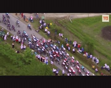 Una fanática con un cartel provocó una caída masiva en el Tour de France