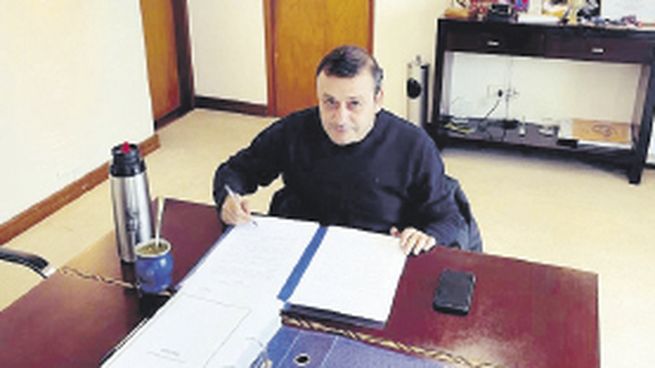 foco. El gobernador misionero Oscar Herrera Ahuad, al rubricar el proyecto de Presupuesto. El 69,2% está destinado a inversión social.