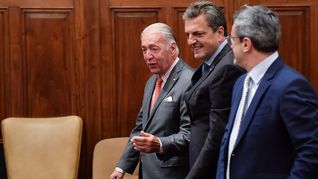 Massa junto al presidente de la UIA, Daniel Funes de Rioja
