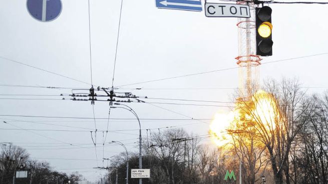 BAJO ATAQUE. La torre de telecomunicaciones de Kiev fue blanco de un bombardeo selectivo por parte del Ejército ruso. Mientras tanto, miles de personas seguían huyendo hacia países vecinos como Polonia, donde se instalaron campamentos de refugiados.