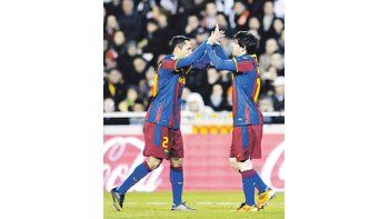 Lionel Messi va a abrazarse con Adriano festejando su gol. Barcelona le ganó 1 a 0 a Valencia y va rumbo al título.