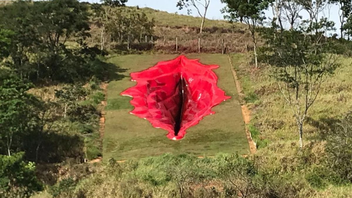 La escultura de una vagina gigante que desató una guerra cultural en Brasil