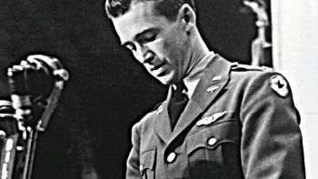Jimmy Stewart. El actor, convocado a filas, apareció con su uniforme.