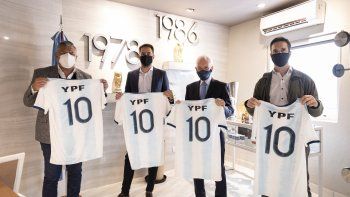 Dirigentes de AFA y de YPF renovaron acuerdo comercial.