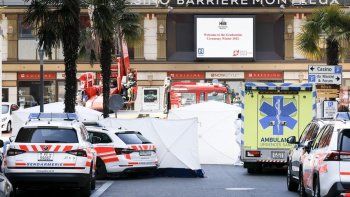Autos y carpas bloquean una calle en Montreux, Suiza, donde ocurrió el suceso.
