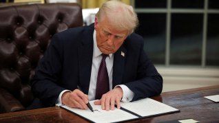 Donald Trump promulgó una ley que busca combatir los deepfakes.