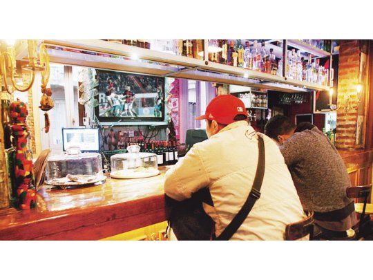 Televisiones al frente. En San Telmo los bares esperan con ansias el comienzo del torneo local. Creen que podrá traer alivio a uno de los sectores más castigados por la pérdida del poder adquisitivo y la caída del consumo.