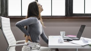 ámbito.com | mujer-vista-lateral-que-tiene-dolor-espalda-mientras-trabaja-casa.jpg