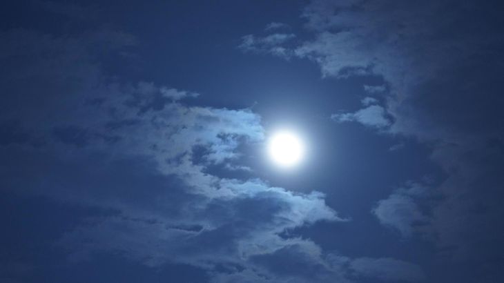 Este fenómeno permite que la luna llena se vea aproximadamente un 14 % más grande y un 30 % más brillante que en su punto más alejado.   Este fenómeno permite que la luna llena se vea aproximadamente un 14 % más grande y un 30 % más brillante que en su punto más alejado.