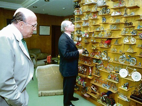 Visita. Julio Ramos, fundador y director de Ámbito Financiero, recibió a Fernando de la Rúa en múltiples ocasiones. En la foto, el entonces jefe de Gobierno porteño estaba fascinado con la famosa colección de bicicletas que Ramos tenía en su despacho.&nbsp;
