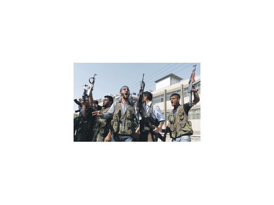 Miembros del Ejército Libre Sirio (rebelde) cantan antes de dejar el distrito de Salahedin de Alepo.