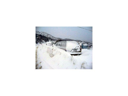 La ciudad de Ushuaia está tapada de nieve desde el sábado, por lo que muchos vehículos quedaron atrapados. Por esto, el Gobierno local estableció asueto administrativo.