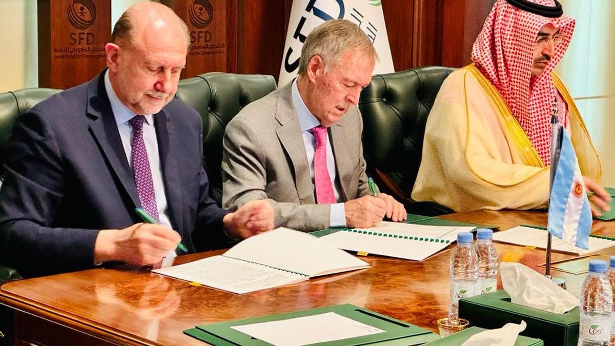 Omar Perotti y Juan Schiaretti firmaron crédito saudí por u$s100 millones para financiar acueducto