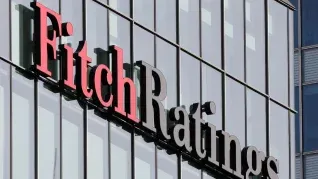 Fitch Ratings elevó la calificación de la deuda argentina ante mejoras en el plan económico. Fitch Ratings elevó la calificación de la deuda argentina ante mejoras en el plan económico.
