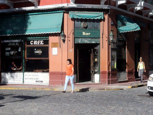 Con las puertas abiertas. El bar Plaza Dorrego, uno de los símbolos de San Telmo mantiene sus persianas levantadas. Hoy funcionan como cooperativa.