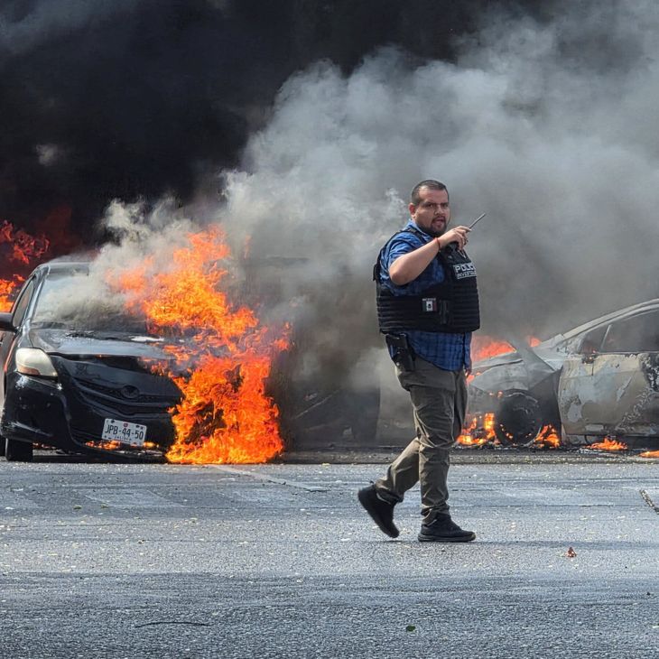 Autos incendiados, caminos bloqueados y enfrentamiento con las fuerzas federales: la respuesta del Cártel de Jalisco Nueva Generación. Autos incendiados, caminos bloqueados y enfrentamiento con las fuerzas federales: la respuesta del Cártel de Jalisco Nueva Generación.
