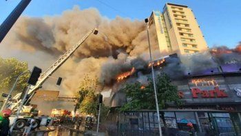 El incendio en el centro comercial de Santiago.