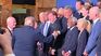 Trump saludó al presidente de la AFA, en medio de una foto protocolar entre dirigentes del fútbol global.