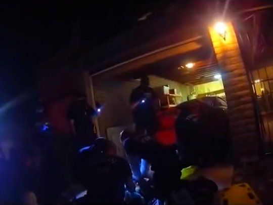 La policía de Tucson intentando reanimar a Carlos Ingram López.