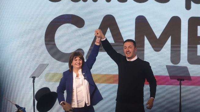 La candidata presidencial de Juntos por el Cambio, Patricia Bullrich, junto a su candidat a vice, Luis Petri. 