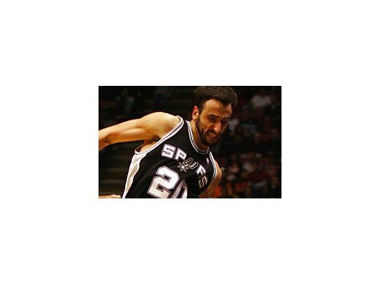 Manu sigue brillando en los Spurs.