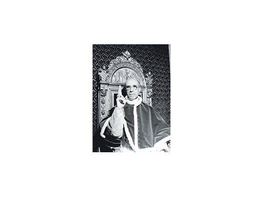 La figura de Eugenio Pacelli, el papa Pío XII, es enérgicamente defendida por el Vaticano, que le adjudica haber salvado a numerosos judíos durante la II Guerra Mundial. Sus críticos, sin embargo, condenan su silencio ante el nazismo.