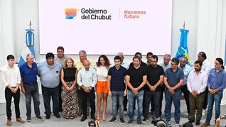 Ignacio Torres, junto a intendentes de Chubut durante la firma del pacto fiscal. Ignacio Torres, junto a intendentes de Chubut durante la firma del pacto fiscal.