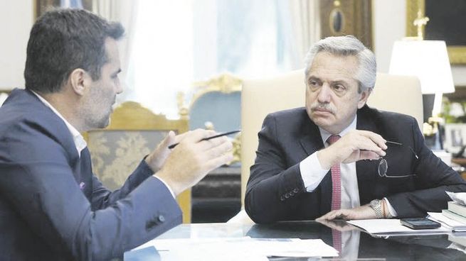 Anuncio. El presidente Alberto Fernández, junto con el secretario de Energía, Darío Martínez.