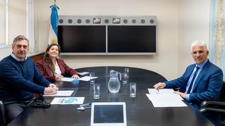 El gobernador Claudio Poggi, junto a autoridades de Vialidad Nacional.