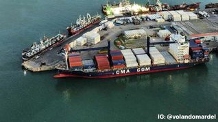 Además de sus funciones operativas como terminal portuaria, TC2 también brinda servicios como empresa marítima.