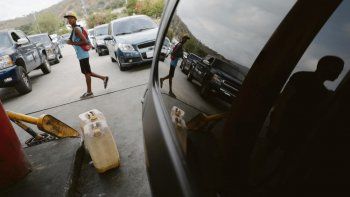 una imagen sorprendente. Colas interminables y bidones para llevar nafta en una estación de servicio de Venezuela, donde los combustibles son prácticamente gratuitos. Ahora escasean agudamente.