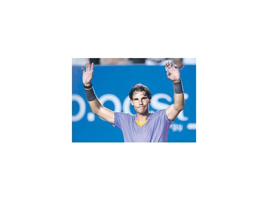 El español Rafael Nadal saluda luego de vencer en dos sets, por 6-0  y 6-4, al argentino Martín Alund. Este triunfo lo depositó en los cuartos de final del  Abierto de México.