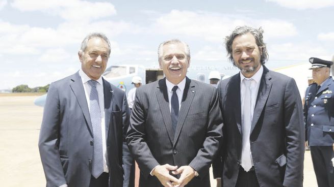 ceremonia. Daniel Scioli, Alberto Fernández y Santiago Cafiero, ayer al llegar, el Presidente argentino a Brasil para participar de la asunción de “Lula”.