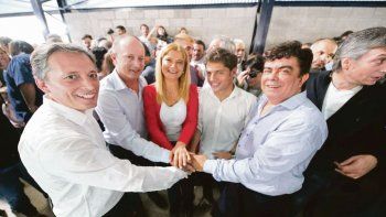 Candidatos. Martín Insaurralde, Verónica Magario, Axel Kicillof y Fernando Espinoza el sábado en Avellaneda junto a Fernando Gray. Los intendentes piden que el exministro de Economía compita en Capital Federal por una banca en el Senado.&nbsp;