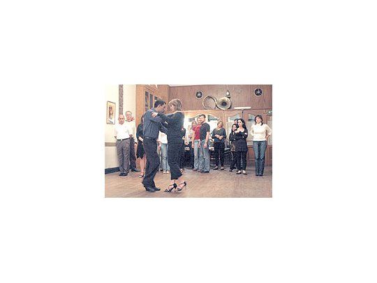 Academia de tango en San Telmo: los alumnos (igual que en los shows, las milongas y hastaen las disquerías especializadas en tango) son en su mayoría turistas extranjeros.