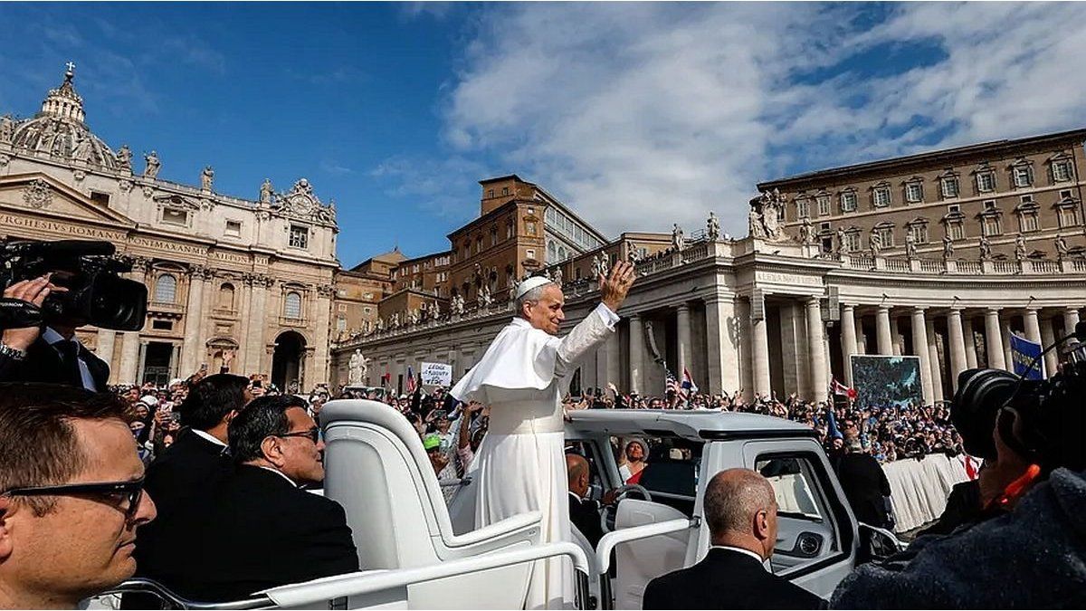 For the first time, Leo XIV toured the Plaza de San Pedro in the Papamóvil