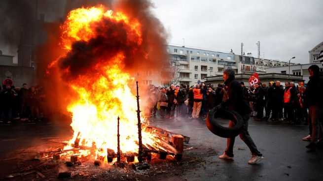 Miles de manifestantes marchan por las calles de París durante la huelga contra los recortes presupuestarios.