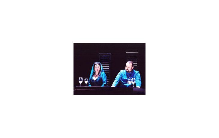 ámbito.com | La gran voz y la personalidad de Nina Worren (Nysia) y la régie rica en dramatismo teatral de Marcelo Lombardero están entre lo mejor de esta producción, que revela «El rey Kandaules» al público argentino.