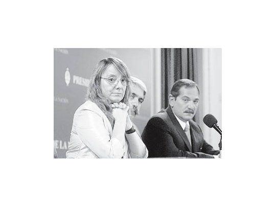 Tras reunirse con el Presidente, el gobernador José Alperovich ofreció una conferencia de prensa junto a la ministra Alicia Kirchner y el ministro del Interior, Aníbal Fernández.