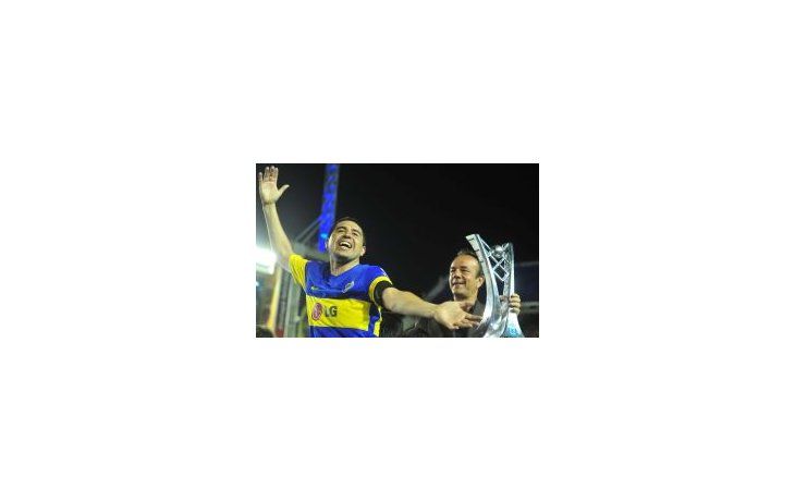 Campeón. Riquelme jugó ante Banfield para poder levantar el trofeo pero aún no se recuperó de su fascitis plantar en el pie izquierdo.