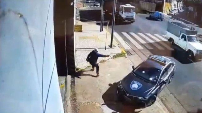 El momento en que uno de los delincuentes disparó contra el patrullero de la Policía de la Ciudad.