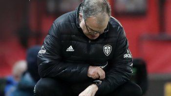 Marcelo Bielsa mira la hora durante la dura derrota de Leeds ante Manchester United en Old Trafford.