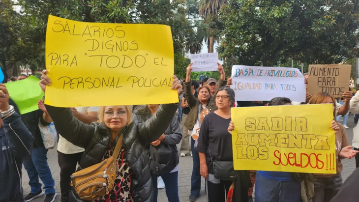 Los reclamos de policías y familiares en Catamarca marcaron el pasado fin de semana y persiste la tensión. Los reclamos de policías y familiares en Catamarca marcaron el pasado fin de semana y persiste la tensión.