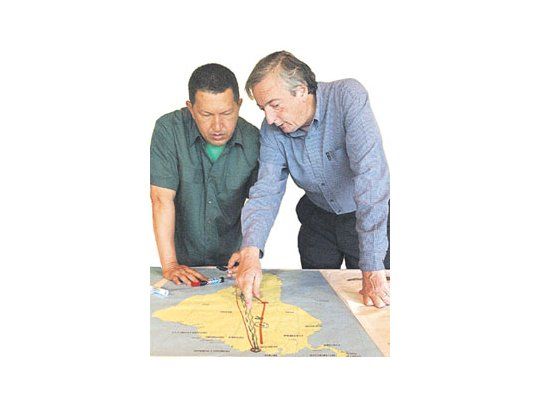 Chávez y Kirchner observan ayer el mapa del ambicioso proyectodel gasoducto que uniría Venezuela con la Argentina.